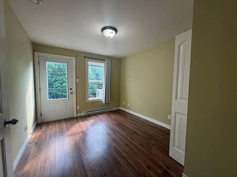 523 Canterbury Dr — Photo 3