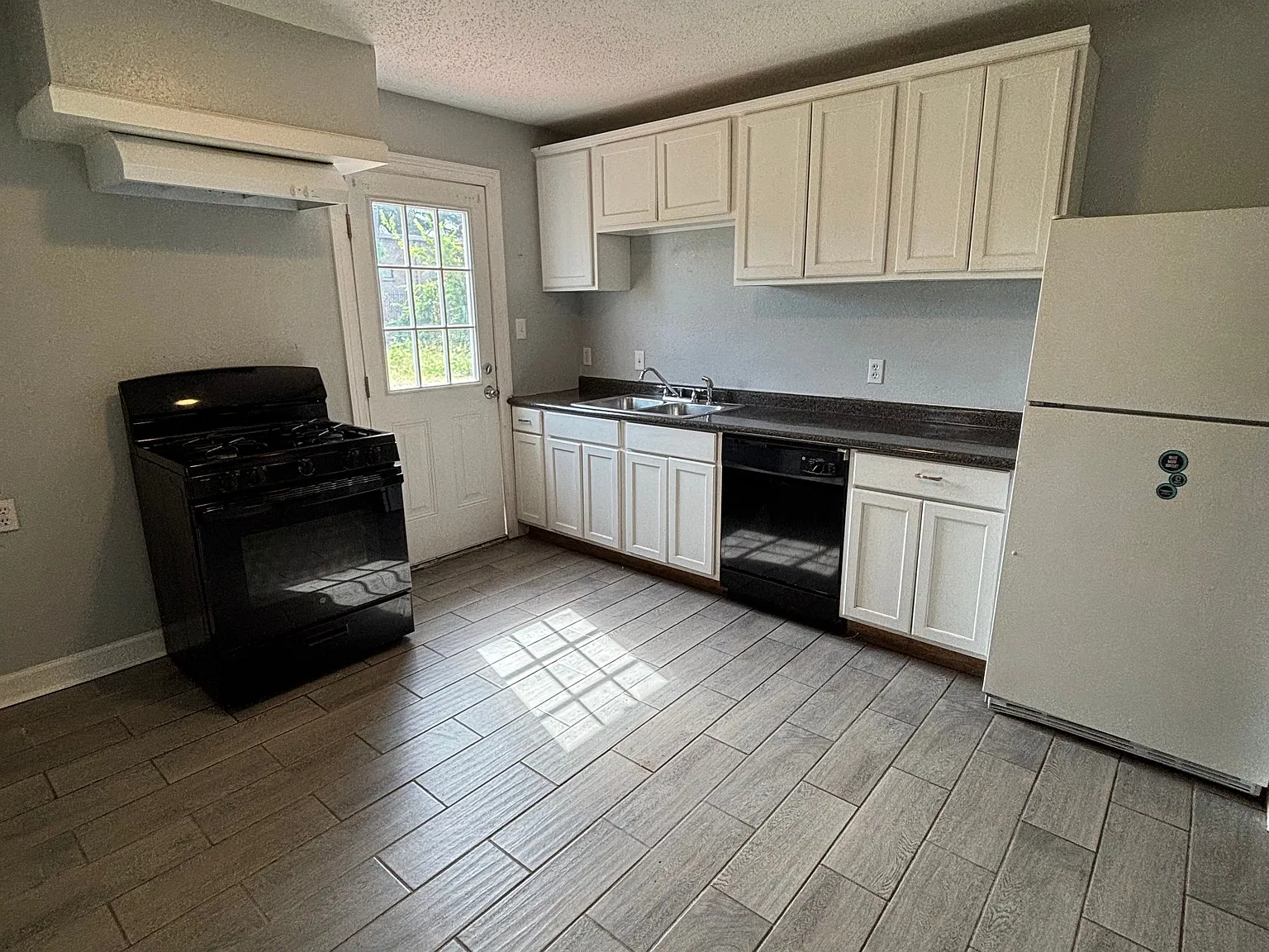 3 bed, 1040 sqft, $1,300 — Photo 3