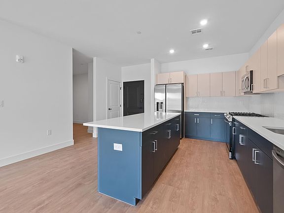 5th image of 550 Northfield Ave #102
