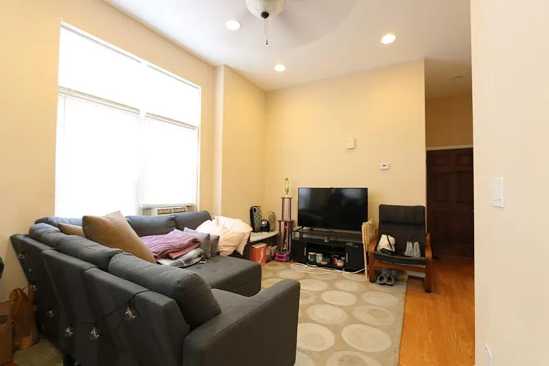 Building Photo - 817 S Laflin St #2R