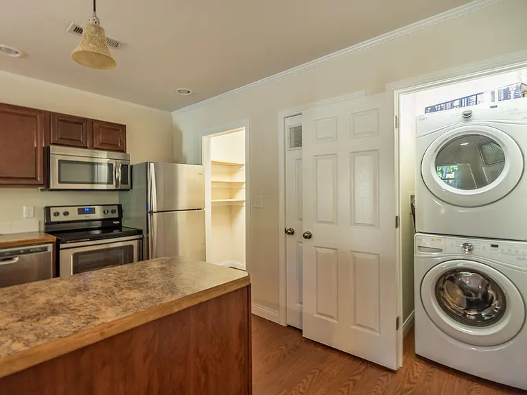 209 N Madison St — Photo 3
