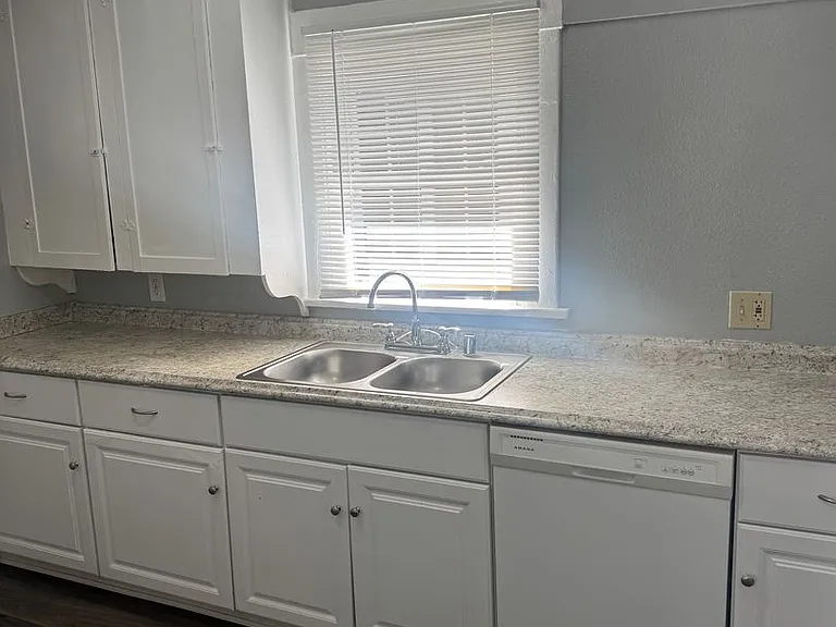 142 W Valencia Dr — Photo 1