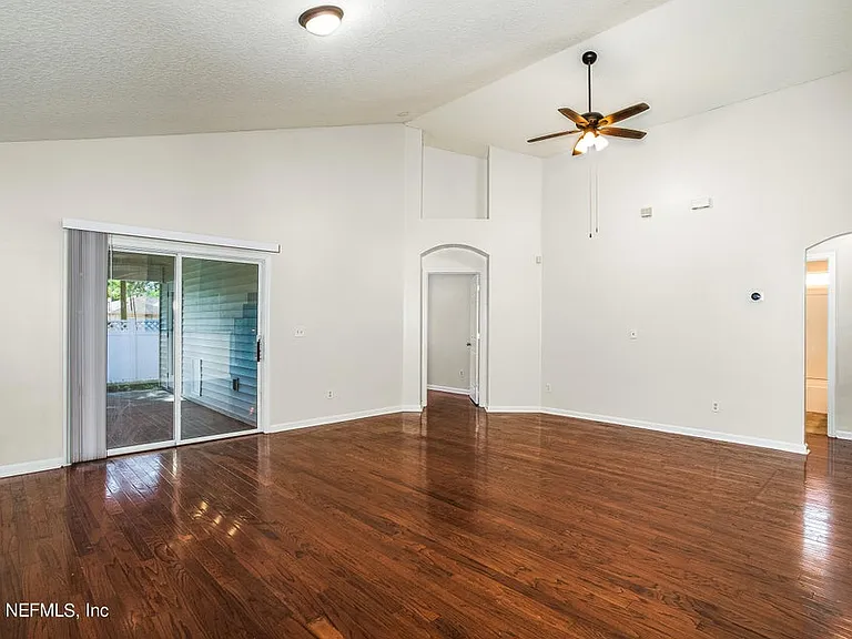 11046 Campus Heights Ln — Photo 4