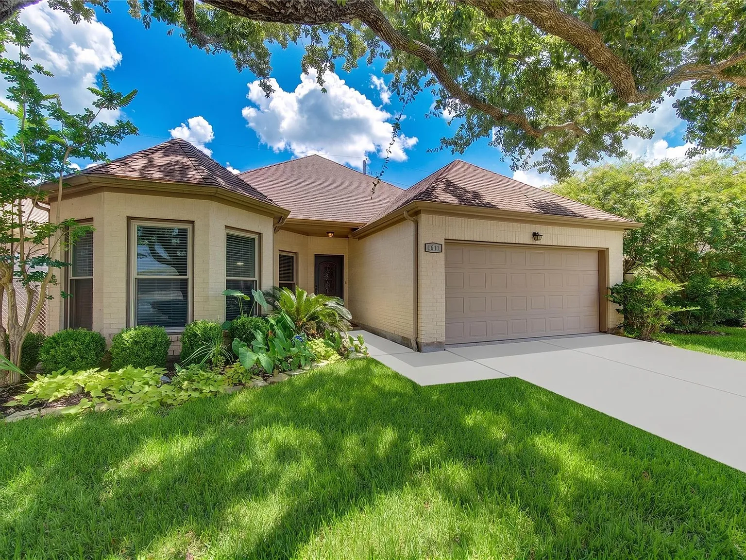 3 bed, 2.0 bath, 2288 sqft, $2,500 — Photo 3