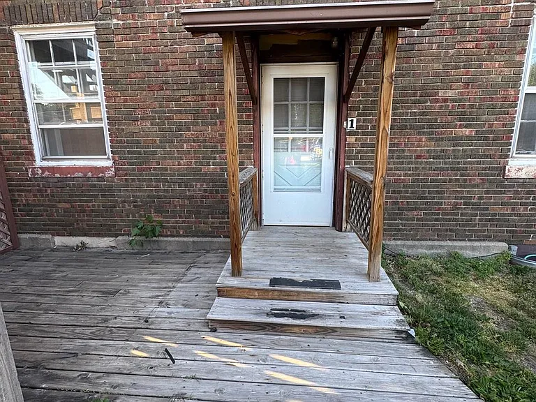 306 W 2nd St — Photo 3