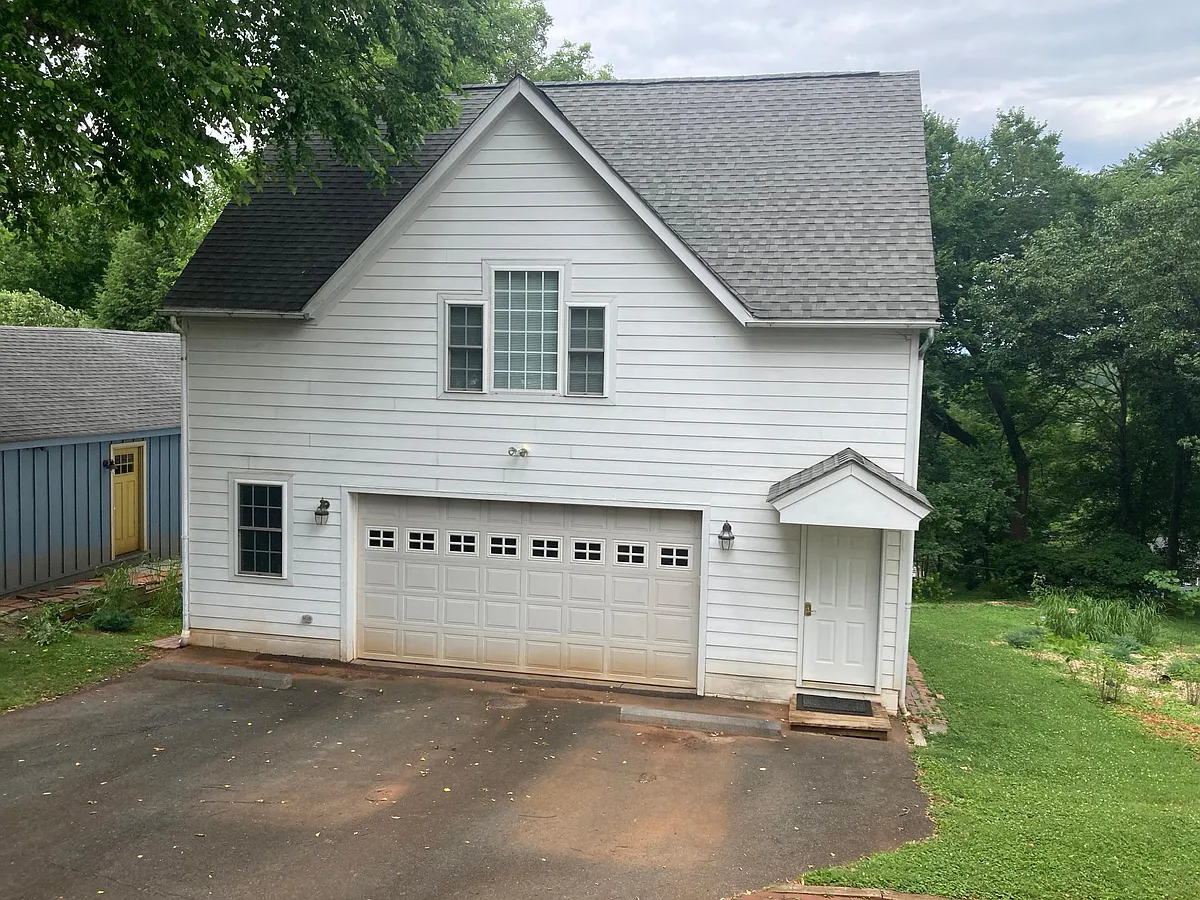 Carriage House with upstairs apartment. Parking space in driveway. - 1039 Locust Ave #B
