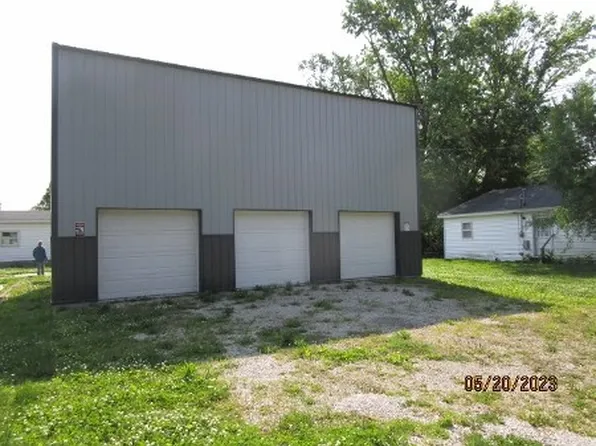 916 N Seymour St, Sullivan, IL 61951