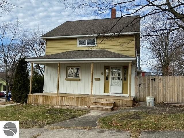 1st image of 301 E Bremer St