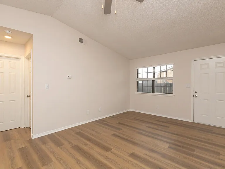 Summerfield Apartments — Photo 27