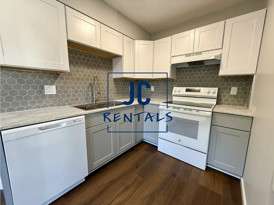 3 bed, 900 sqft, $1,695 — Photo 3