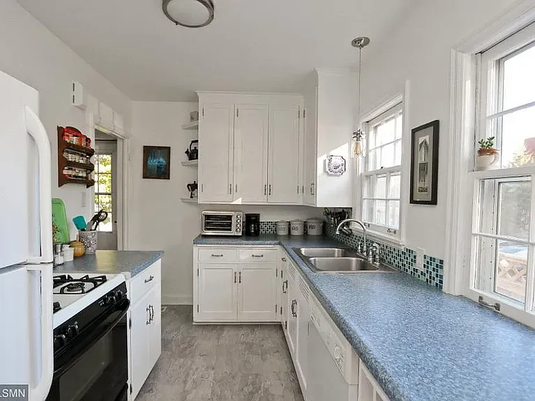 1119 Van Buren Ave — Photo 10