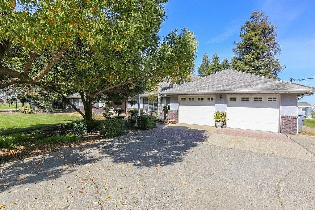 4 bed, 2.5 bath, 2028 sqft, $3,795 — Photo 2