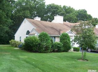540 Race Pl, Oakdale, NY 11769