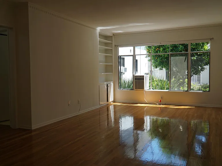 1021 N Sweetzer Ave #10 — Photo 2