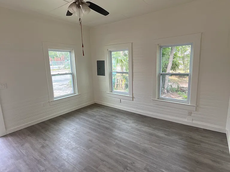394 SW Saint Johns St #101 — Photo 2