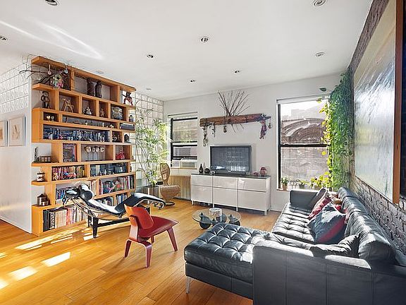 2nd image of 135 W 16th St #668