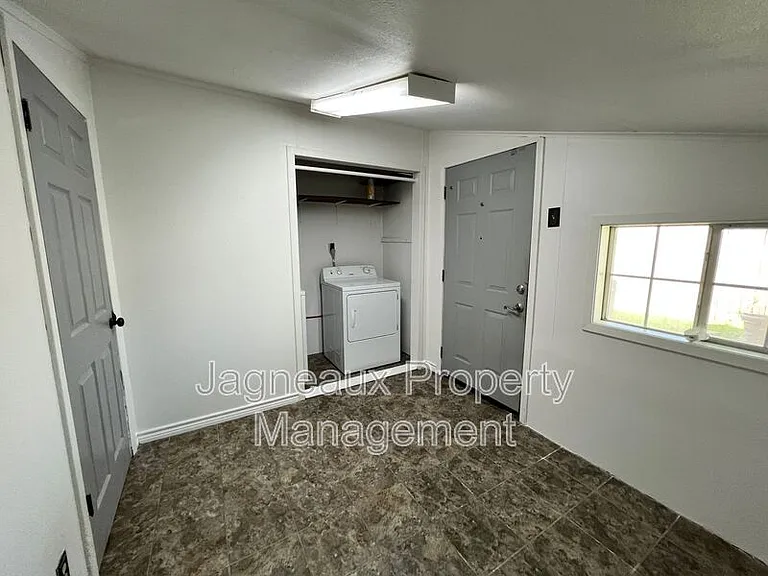 1505 Meadow Dr — Photo 10