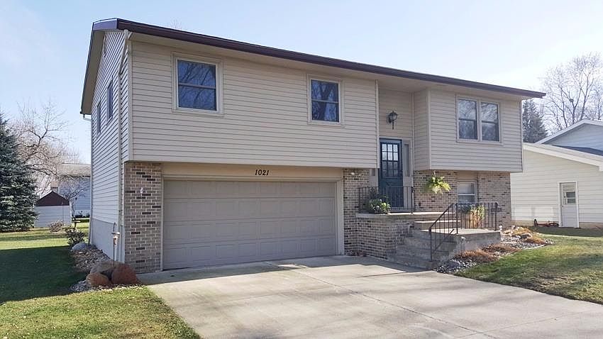 1st image of 1021 Oak Ln