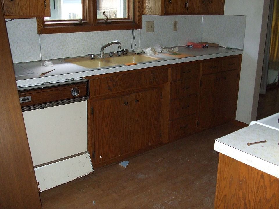 2nd image of 24 10th Ave NE