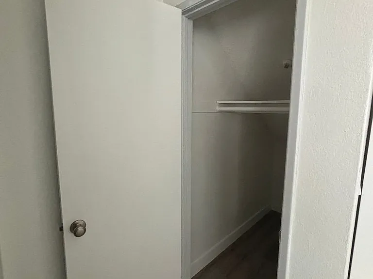 Welcome to 12909 Cordary Ave Comfort & Convenience in the Heart of Hawthorne! — Photo 10