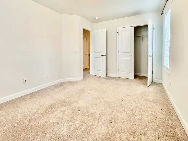 325 John Adams Dr — Photo 24