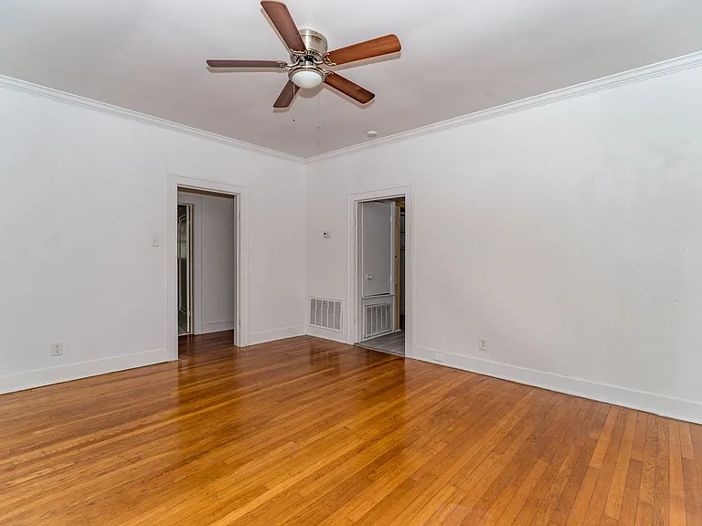 469 E Magnolia Ave — Photo 9