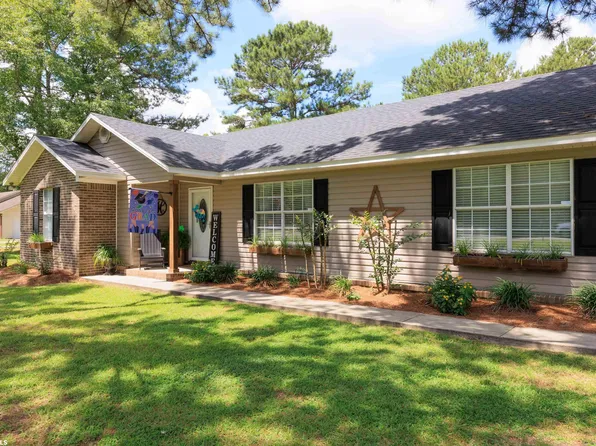 138 Edgewood Ct, Atmore, AL 36502