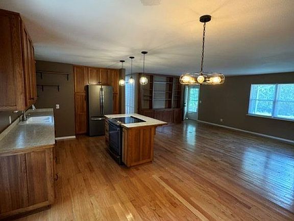 5th image of 217 Kingswood Blvd