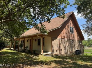 1517 Oak Leaf Cir, Gautier, MS 39553