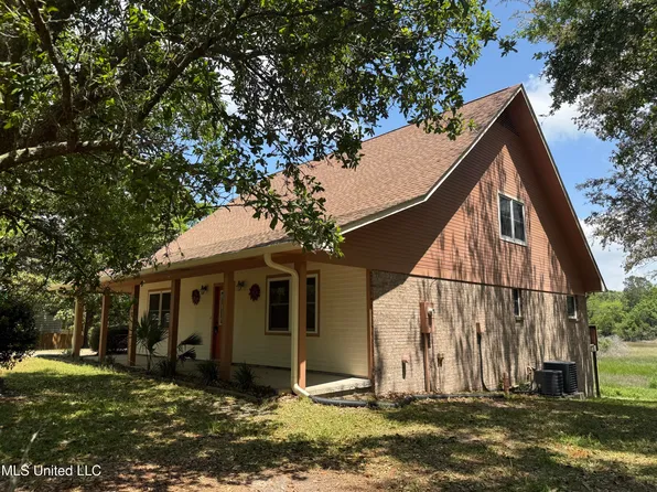 1517 Oak Leaf Cir, Gautier, MS 39553