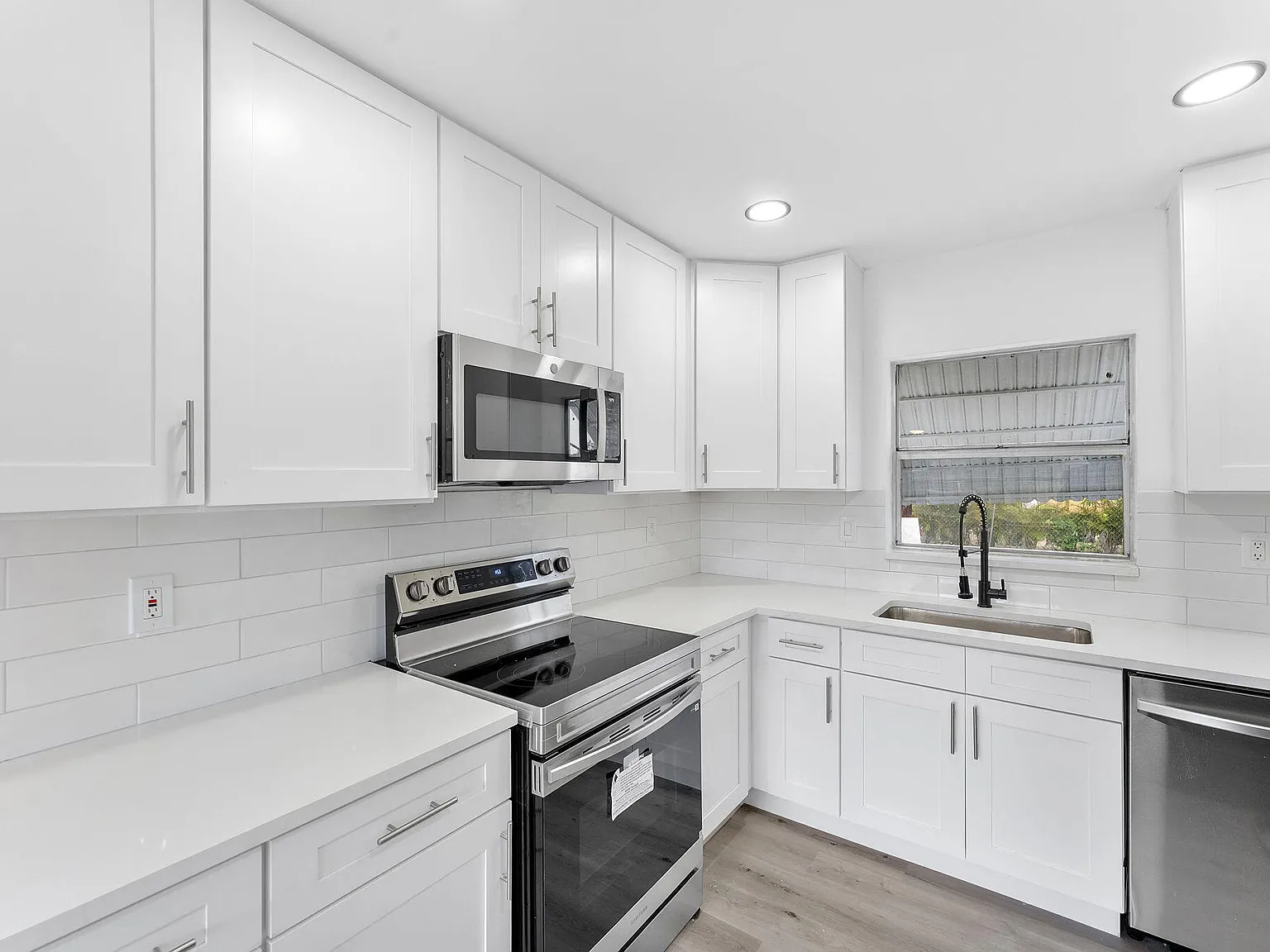 4 bed, 2.0 bath, 1239 sqft, $2,900 — Photo 4