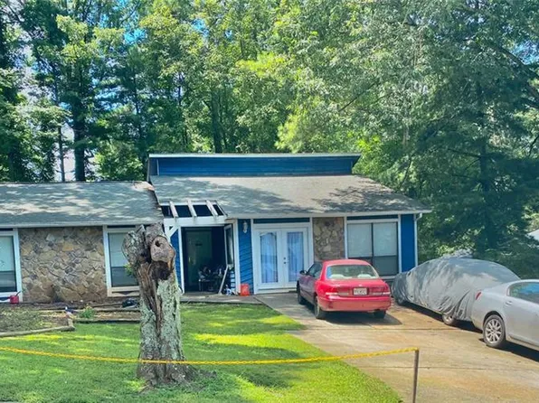 906 Park Forest Dr NW, Lilburn, GA 30047