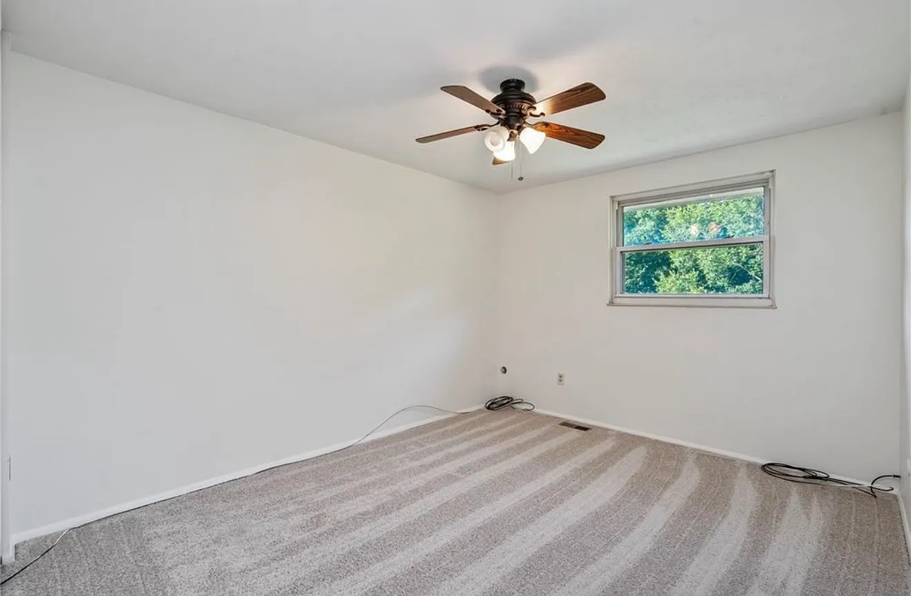 3 bed, 1324 sqft, $1,950 — Photo 2