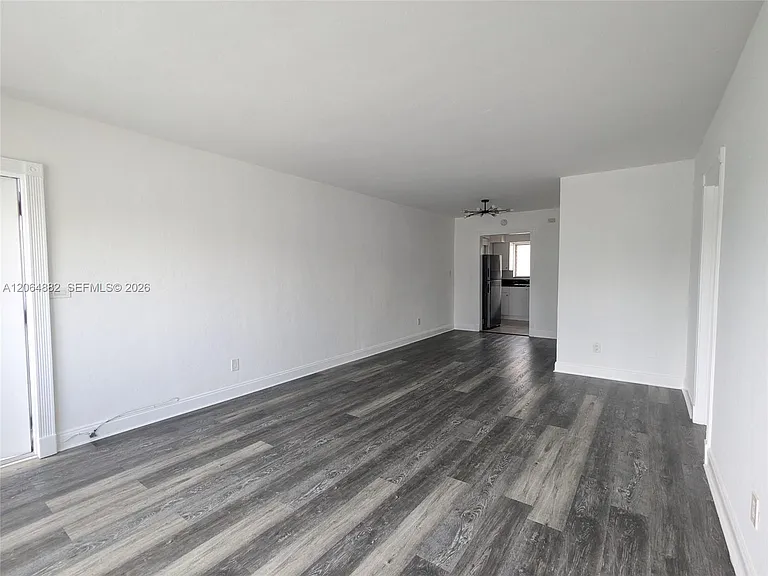 7805 Crespi Blvd #4 — Photo 4
