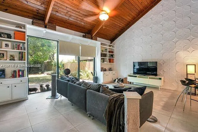 2869 W Trade Ave — Photo 4