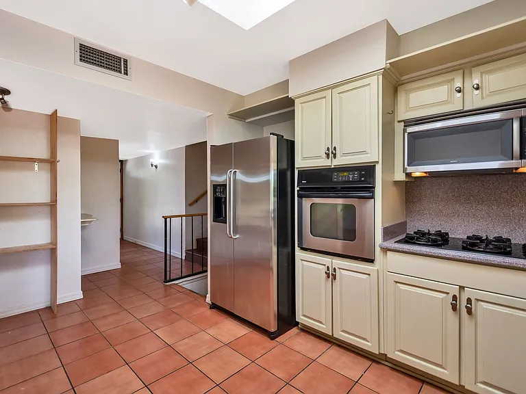 525 E Alameda Dr — Photo 13