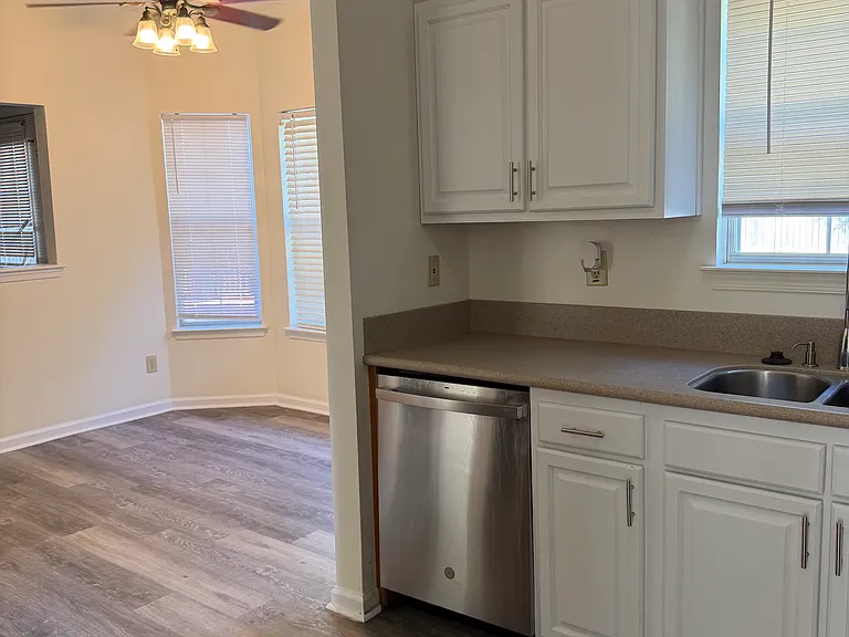 814 Holbrook Dr — Photo 7