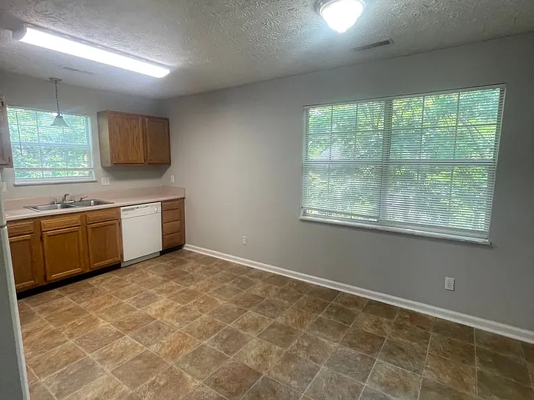 1215 Overton Ln — Photo 4