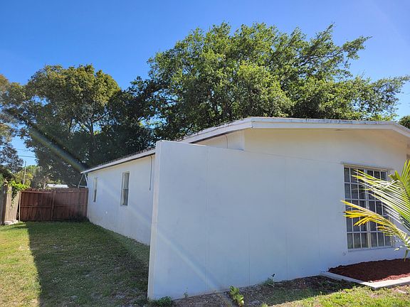 4th image of 184 SE Serenata Court