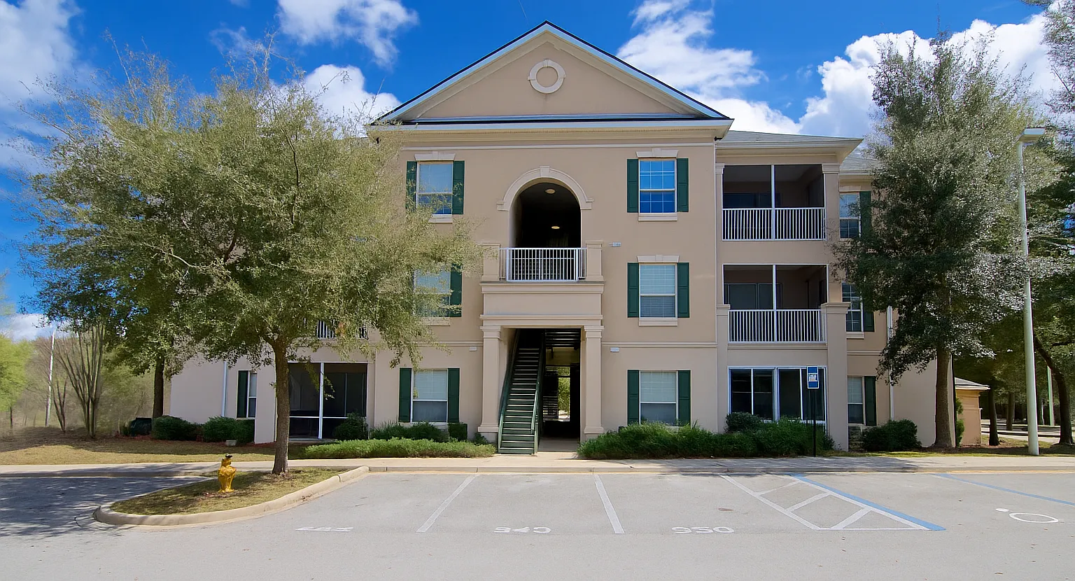 3 bed, 2.0 bath, 1369 sqft, $1,600 — Photo 1