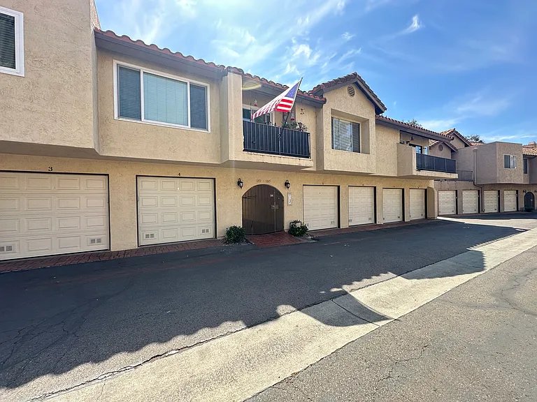 1153 Arbor Ln — Photo 1
