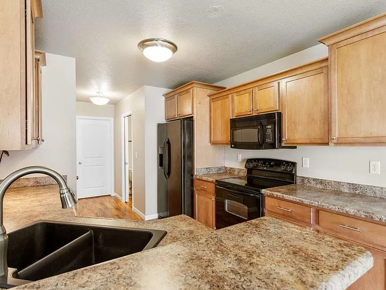 1593 Burr Dr — Photo 8