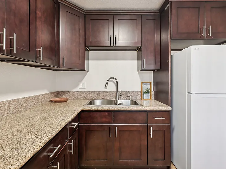 Bella Vista Apartments — Photo 30