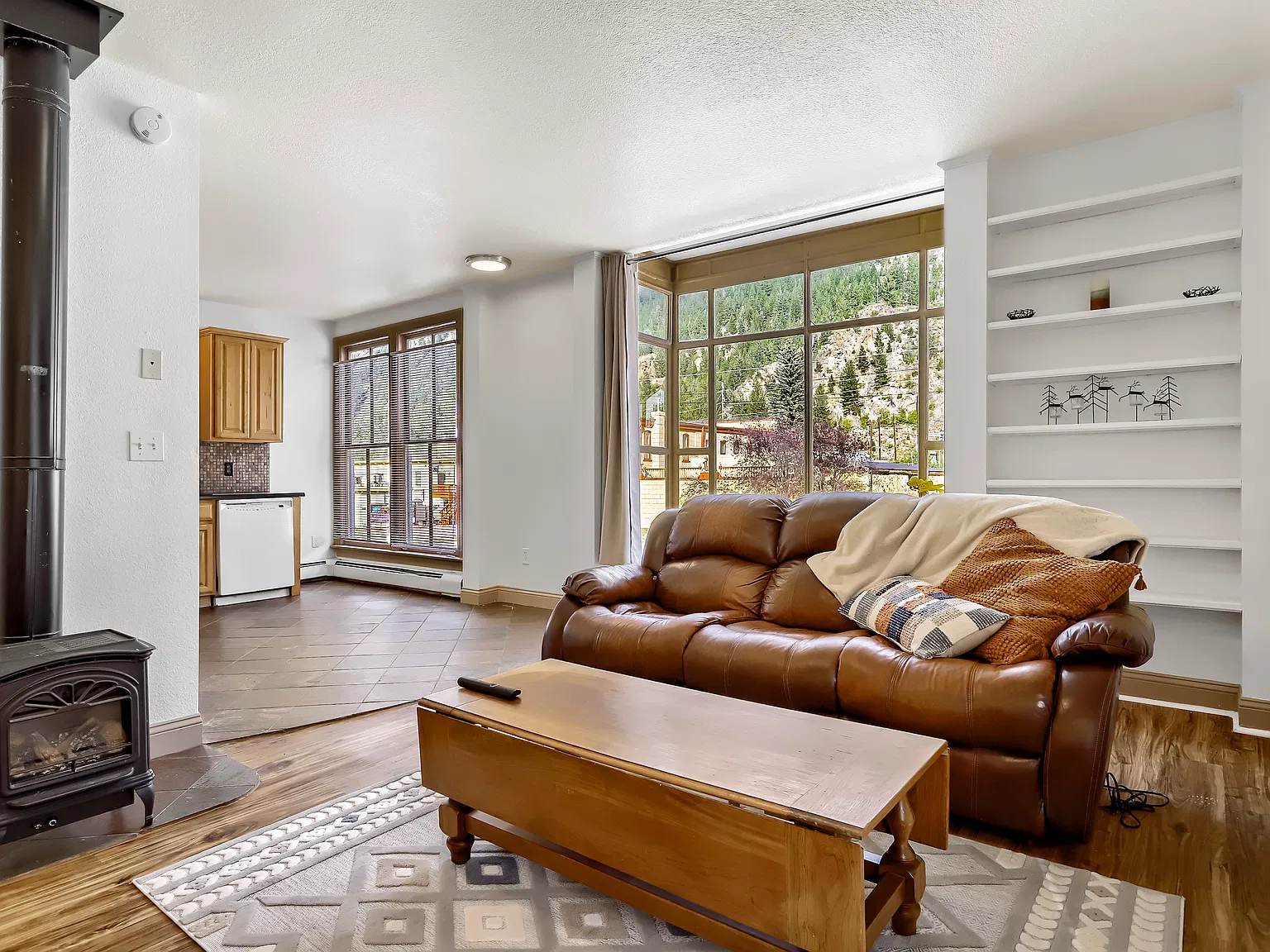 2 bed, 850 sqft, $2,500 — Photo 1