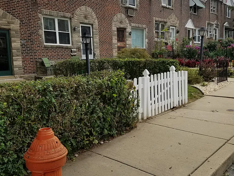Newtown Ave — Photo 3