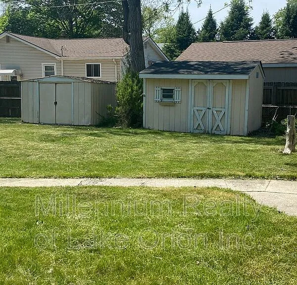 85 E Beverly Ave — Photo 2
