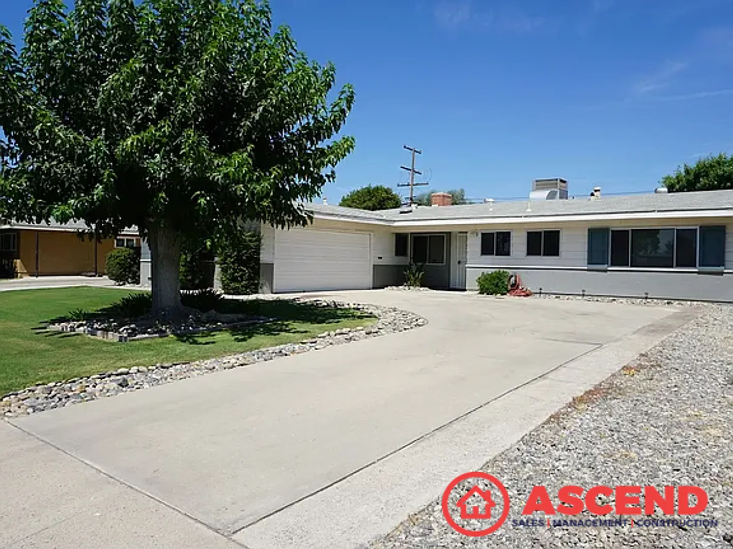 Cozy 3 Bedroom Home Located in Delano! — Photo 2