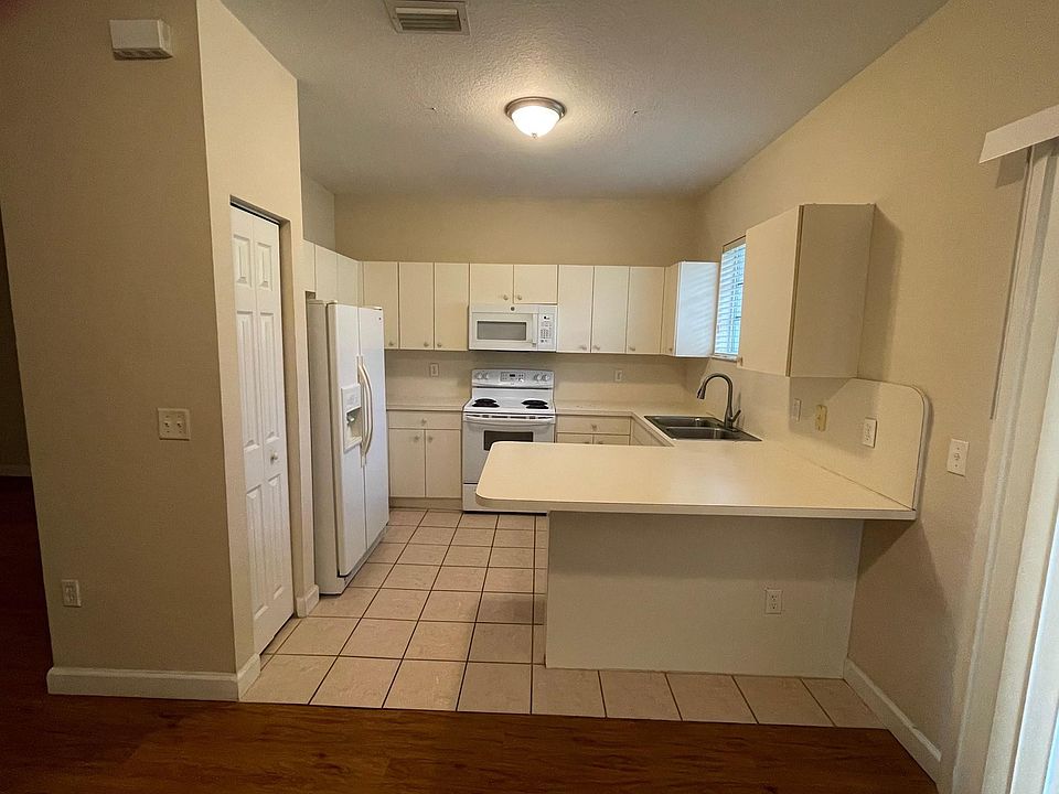 1st image of 372 NE 26th Place #204