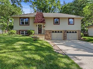 201 SW Sandstone Dr, Blue Springs, MO 64014