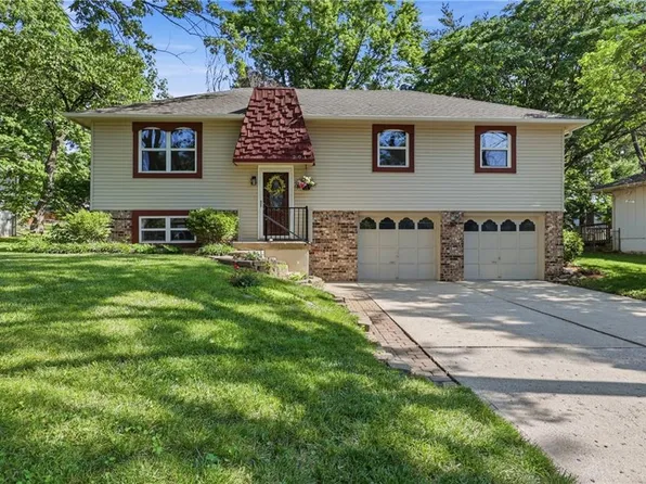 201 SW Sandstone Dr, Blue Springs, MO 64014